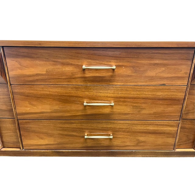 1960s Iconic Walnut and Rosewood Kent Coffey "Perspecta" Mid-Century Modern 9-Drawer Dresser With Mirror For Sale - Image 11 of 18
