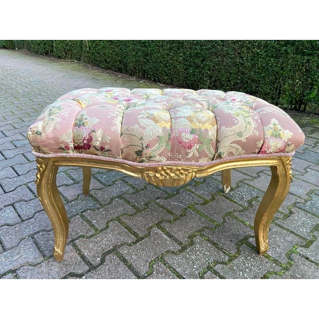 Pink 1990's French Louis XVI Gilt Ottoman Bench – Pink Tufted Damask Upholstered Seat For Sale - Image 8 of 8