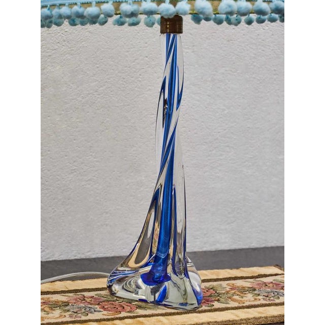 High table lamp made of blue-clear crystal from the belgian manufacturer val saint lambert. The lamp is fully functional....