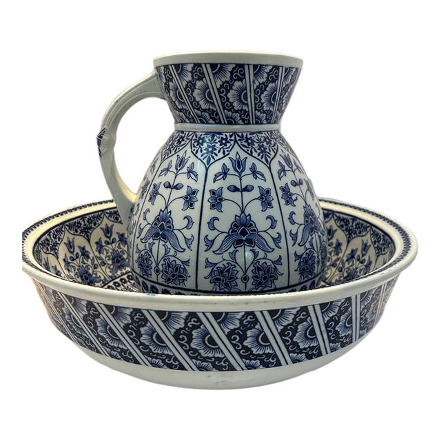 19th-Century Wedgwood “Brocade” Blue and White Pitcher and Wash Basin Set For Sale