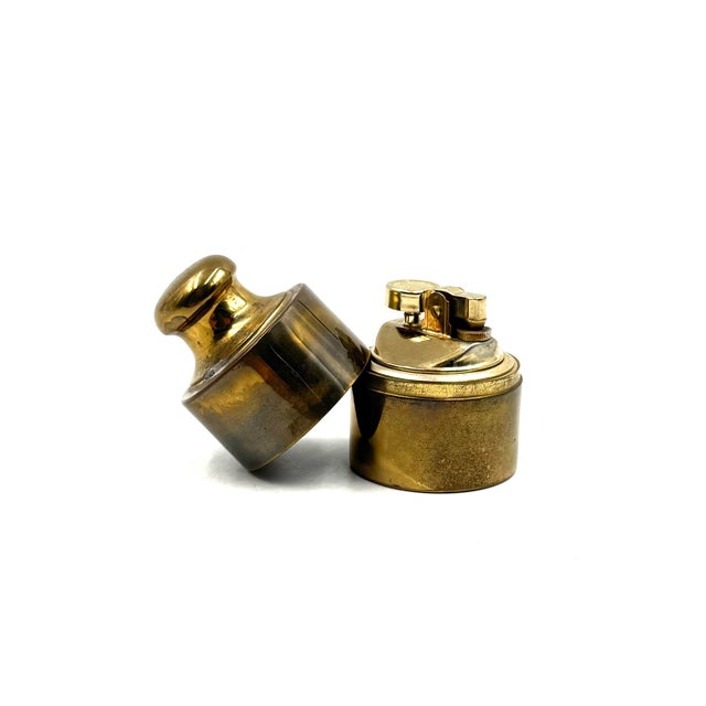 Brass weight shaped table lighter Mauro Manetti Italy 1970 In working conditions Label on the base H 9 cm x 5,5 cm diam....