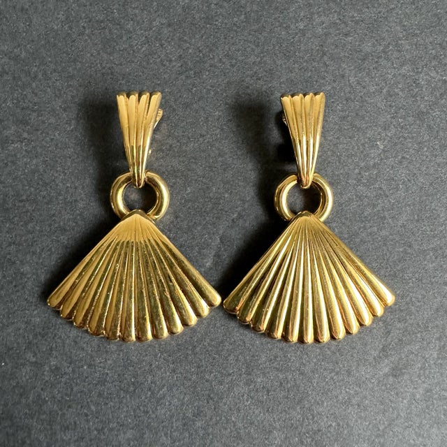 Monet Monet Gold Tone Fan Earrings Clip-on 90s Vintage Statement Drop Earrings For Sale - Image 4 of 9