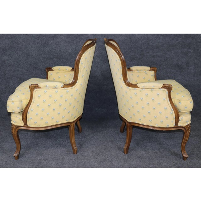 French French Louis XV Carved Walnut Bergere in Yellow Upholstery With Flowers For Sale - Image 3 of 10