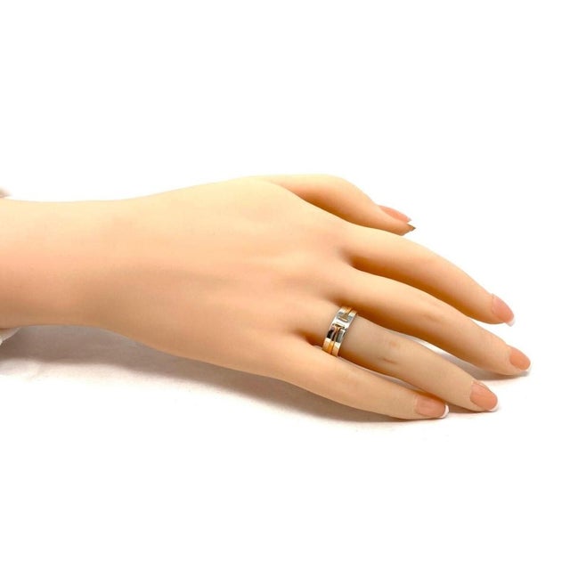 This authentic Tiffany & Co. T Two narrow band ring is crafted in sterling silver and 18k rose gold, featuring the iconic...
