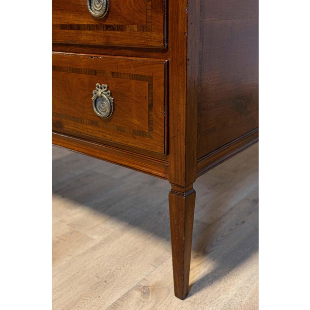 Italian Neoclassical Period 1790s Walnut and Mahogany Commode with Cross Banding For Sale In Atlanta - Image 6 of 14