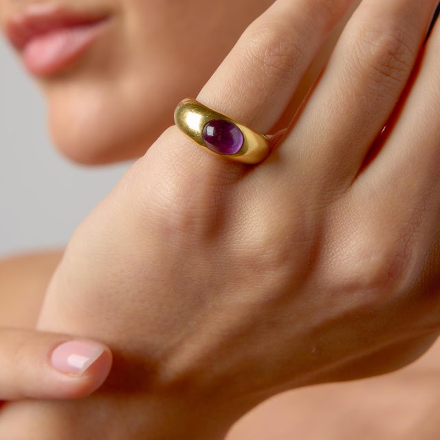 Tiffany and Co. 1980s Tiffany & Co. 1.65 Carat Amethyst 18k Yellow Gold Bezel Ring, Size 5.25 For Sale - Image 4 of 6