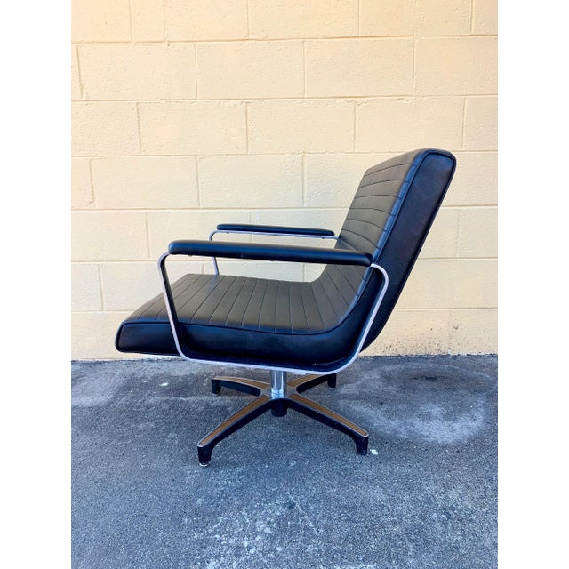 Chromcraft Vintage Swivel Lounge Chair by Chromcraft For Sale - Image 4 of 11