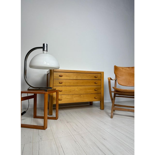 This elegant chest of drawers impresses with its understated design, featuring high-quality wood and distinctive leather...