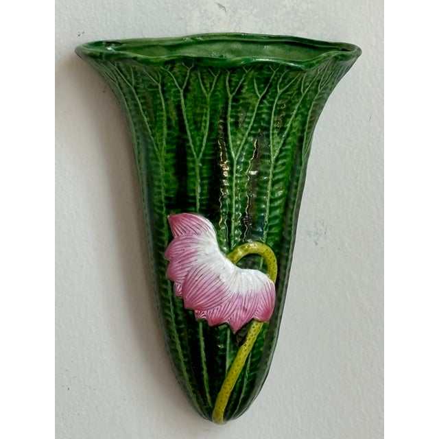 Offering a beautiful mid-20th century Japanese lotus flower ceramic majolica wall pocket. Such a bright and beautiful wall...