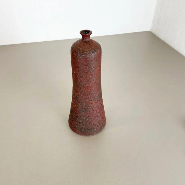 1970s Abstract Red Ceramic Studio Pottery Vase from Gerhard Liebenthron, Germany, 1970s For Sale - Image 5 of 18