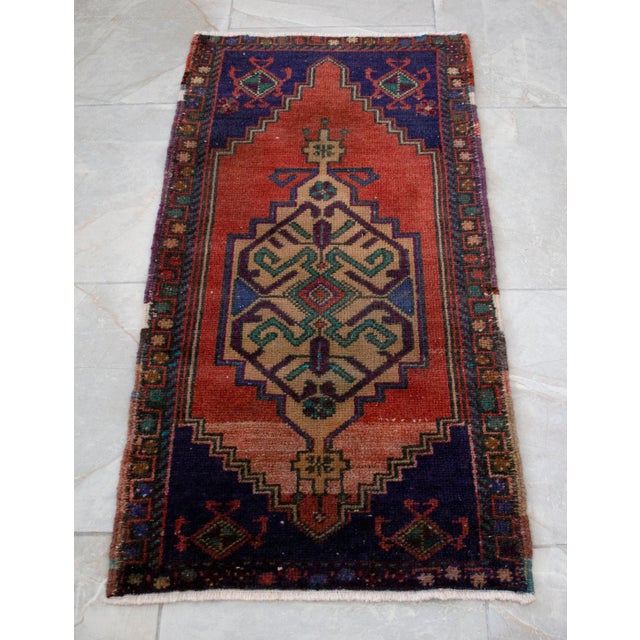 Front of Bath Kitchen Sink Rug Hand Made Bath Mat Faded Mini Rug 1'9" X 3'6" For Sale - Image 13 of 13