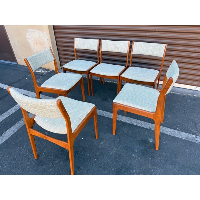 Uldum Møbelfabrik Set of 6 Danish Modern Teak Dining Chairs by Johannes Andersen for Uldum Mobelfabrik For Sale - Image 4 of 6