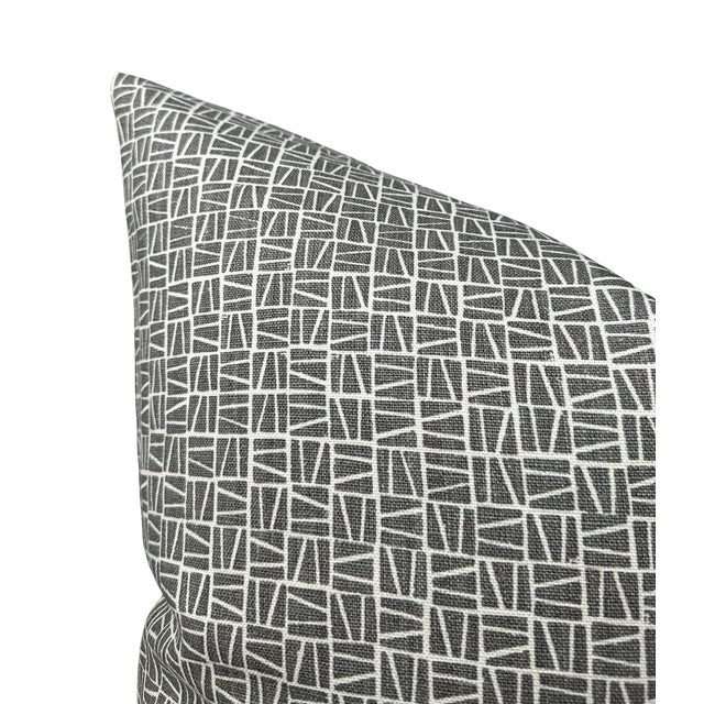Camber Linen Pillow Cover in Charcoal, 20x20 Pillow For Sale - Image 4 of 4