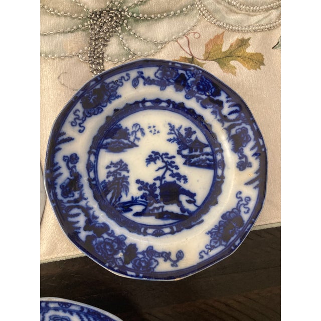 Five Flow Blue Hong Kong Pattern Plates Circa 1835-1861. For Sale In New York - Image 6 of 12