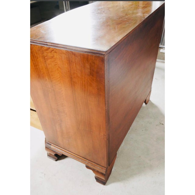 1920s Queen Anne Revival Burl Walnut Serpentine Chest of Drawers – Dutch Colonial Style For Sale In Los Angeles - Image 6 of 10