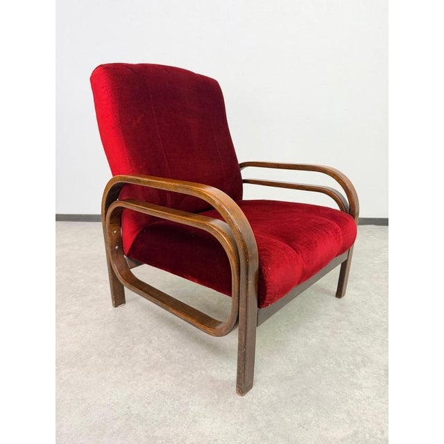 An exceptional pair of Mid-Century Modern lounge armchairs, manufactured by the prominent Hungarian branch Thonet...