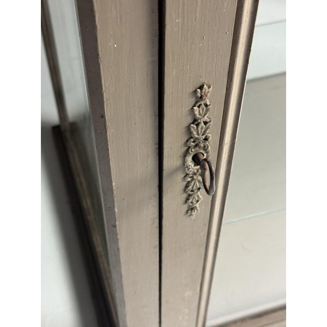 French Display Cabinet in Grey, 1900s For Sale - Image 17 of 18