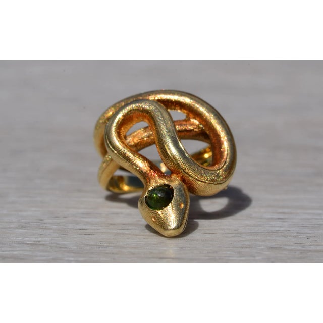 Contemporary The Hibbs: Ladies 18K Yellow Gold Snake Ring set with Peridot For Sale - Image 3 of 10