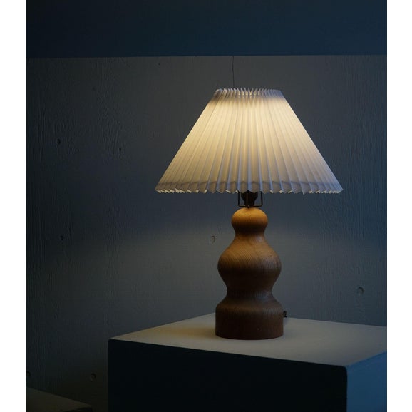 1960s Scandinavian Mid Century Modern Sculptural Organic Wooden Oak Table Lamp For Sale - Image 4 of 9