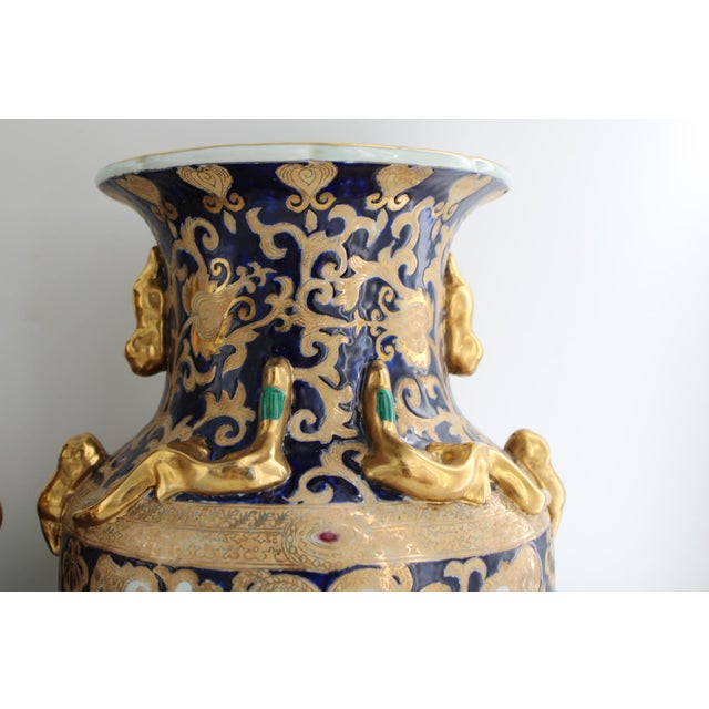 1960s Mid 20th Century Pair Large 18" Chinese Porcelain Vases Cobalt Blue Gold Hunt Scene Chinoiserie For Sale - Image 5 of 18