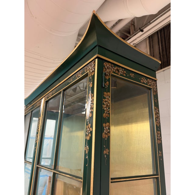 1960s Pagoda Top Chinoiserie Display Cabinet in Green Lacquer From Union National For Sale - Image 5 of 12
