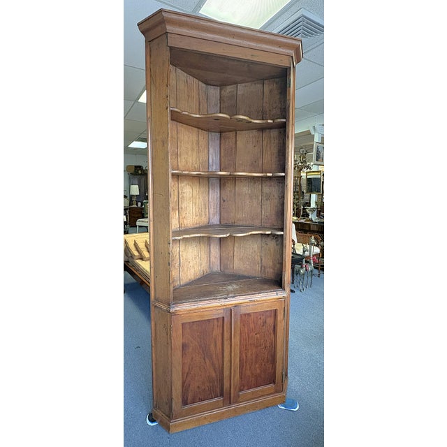 19th Century Rustic American Pine Corner Cupboard With Open Shaped Shelves Over Doors For Sale - Image 4 of 18