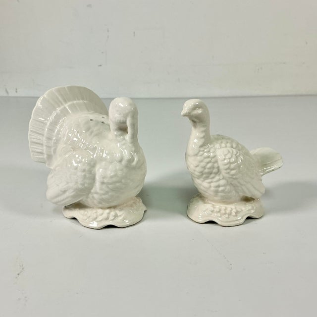 1980s Vintage Arts & Crafts Americana Ceramic Thanksgiving Turkey Salt & Pepper Shakers - A Pair For Sale - Image 4 of 15