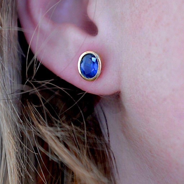 18k Gold & Sapphire Stud Earrings - Vintage, A Pair For Sale - Image 6 of 7