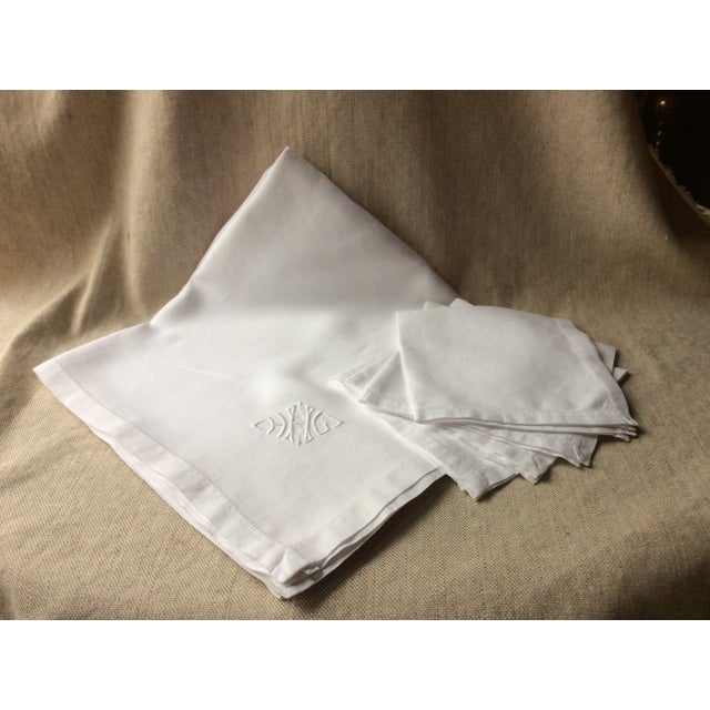 Elegant c.1900 French White Linen Tablecloth and Napkin Set For Sale - Image 6 of 10