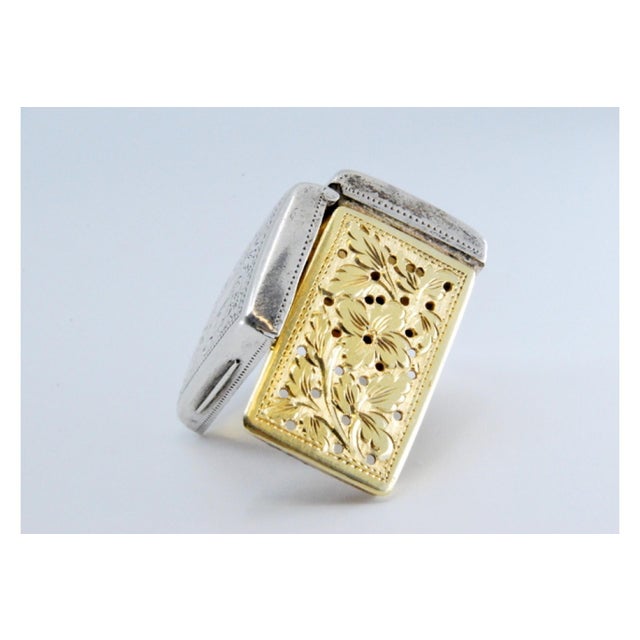 George IV Silver and Gold Vinaigrette Box with Engravings For Sale - Image 10 of 11