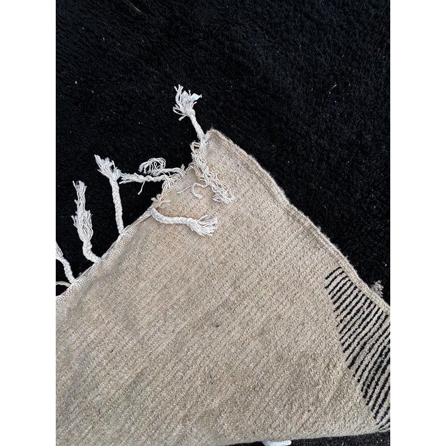 Moroccan Beni Ouarain Wool Rug with Modern Graphic Design, 1990 For Sale - Image 10 of 13