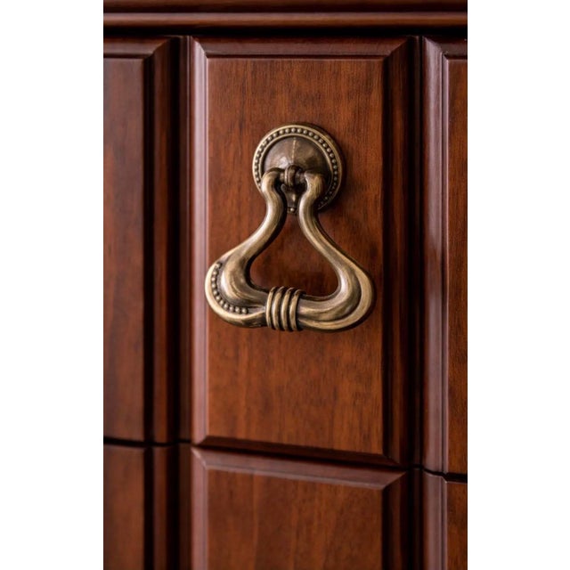 Late 20th Century 1970s Traditional Revival Five-Drawer Chest in the Manner of Drexel – Warm Brown Mahogany Finish For Sale - Image 5 of 6