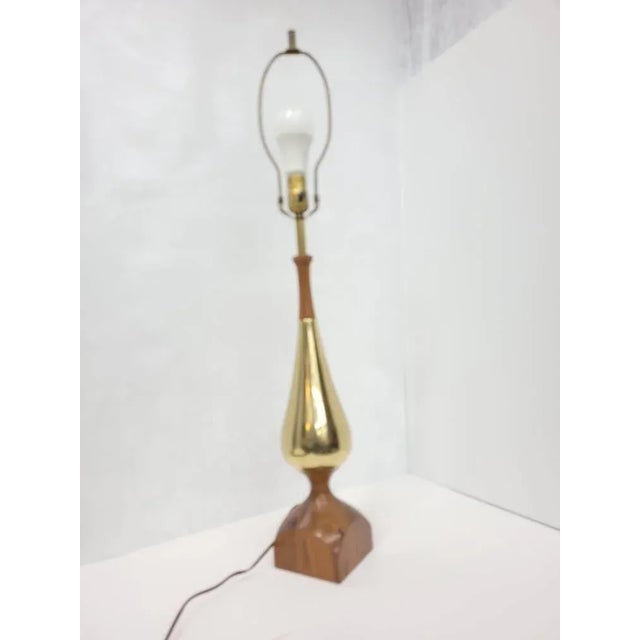 Mid-Century Laurel Walnut & Gold Chrome Table Lamp • Sculptural Teardrop Brass Lamp For Sale - Image 10 of 12