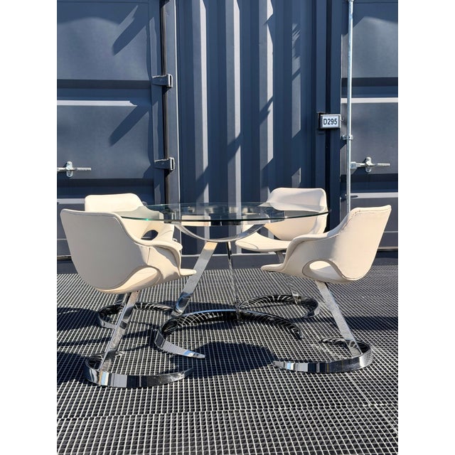 Merciers presents this sculptural dining set from the 1970s, produced by Euro Steel. Drawing on the aesthetic codes and...