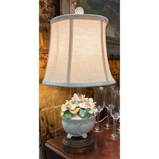 Capodimonte Early Italian Porcelain Floral Lamp in the Manner of Capodimonte For Sale - Image 4 of 10