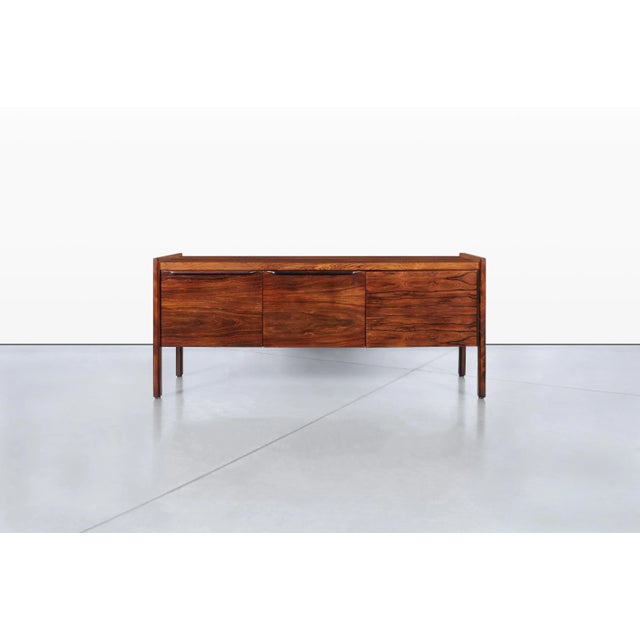 Crafted in Denmark during the 1960s, this Danish modern Brazilian rosewood credenza showcases some of the most striking...