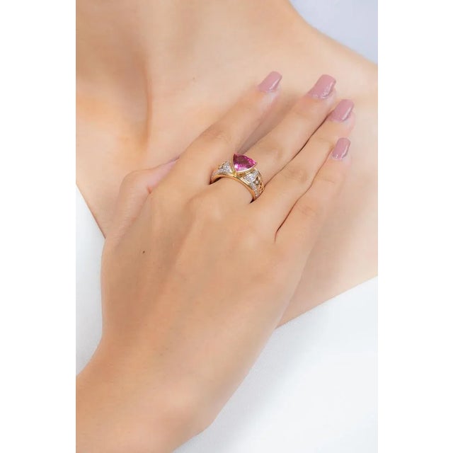 Ruby Red 2.81 Carat Trillion Cut Ruby Diamond Cocktail Ring in 18k Yellow Gold Size 7 For Sale - Image 8 of 14