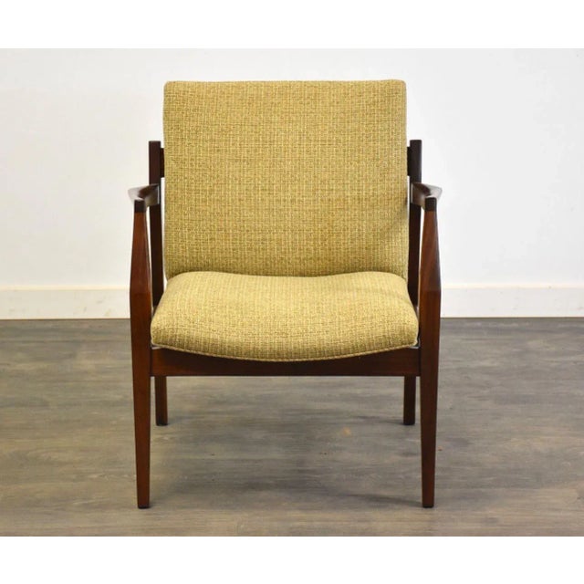 A mid century modern walnut lounge chair designed by Jens Risom. Frame was professionally refinished. Seat height is 16”....