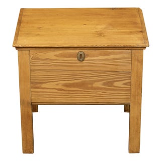 Rustic English 1900s Pine Box on Straight Legs with Weathered Patina For Sale
