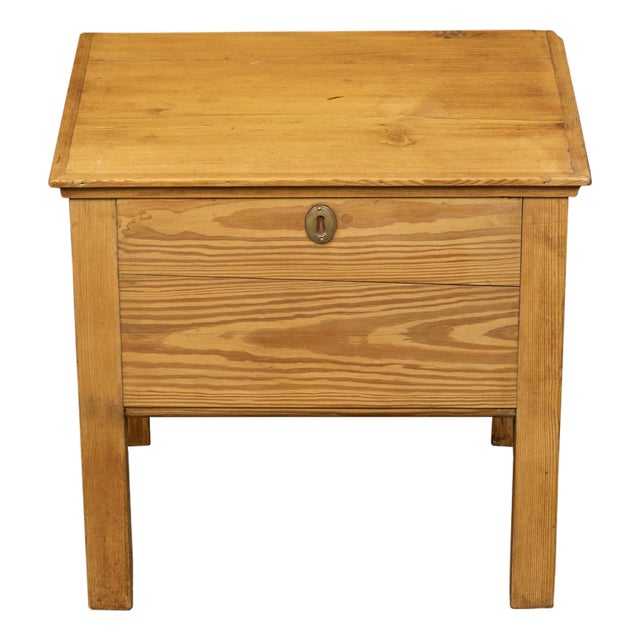 Rustic English 1900s Pine Box on Straight Legs with Weathered Patina For Sale