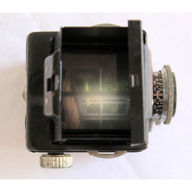 Black Vintage Argus Argoflex Twin Lens Reflex (Tlr) Camera – Bakelite 120 Film Camera With Argus Anastigmat Lens, Made in Usa, Circa 1950–1952 For Sale - Image 8 of 16