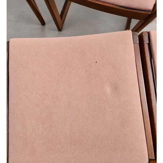 A splendid and elegant set of 6 modernist dining chairs dating back to the 1970s, featuring a solid geometric cube frame...