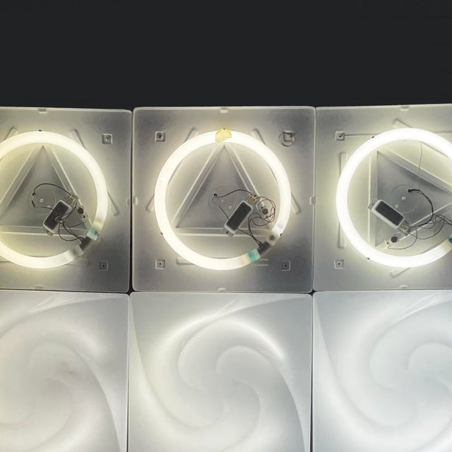 Italian Modern Spiral Shape Modular Wall Lamps in White Acrylic Glass, 1980s, Set of 9 For Sale - Image 10 of 11