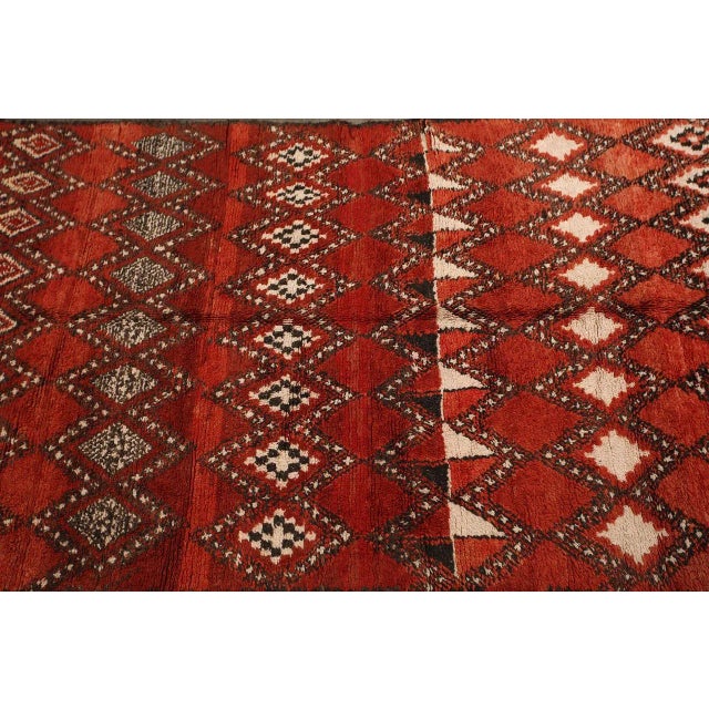 Moroccan vintage rug - Rehmana from the plains of Marrakech.Authentic vintage Rehmana rug 2nd quarter 20th century. Circa...