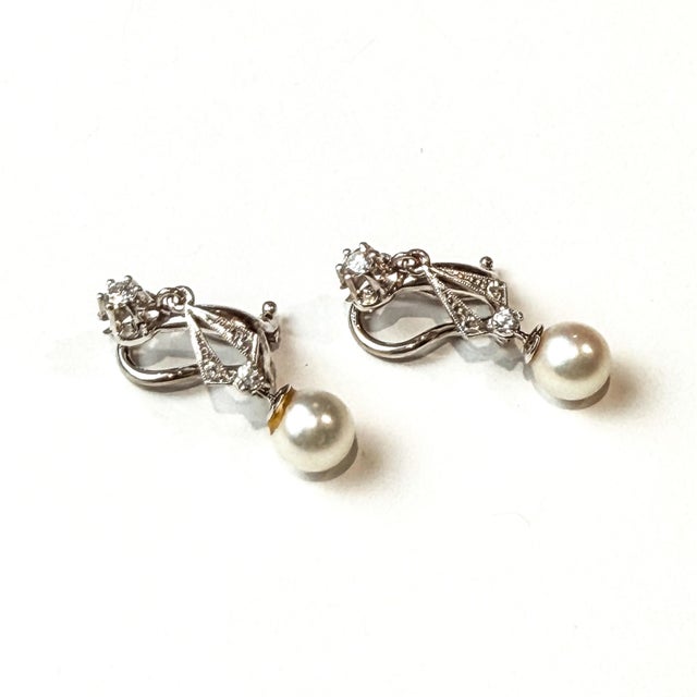 1940s Platinum Diamond and Pear Lever Back Drop Earrings 1 Inch Long, A Pair For Sale - Image 13 of 14