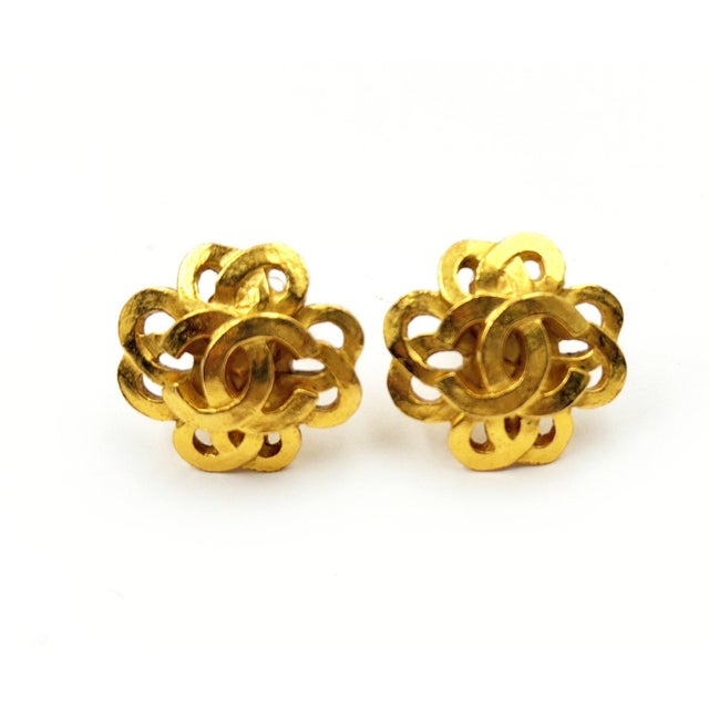Chanel Chanel Vintage Gold Plated CC Twisted Flower Clip on Earrings, A Pair For Sale - Image 4 of 5