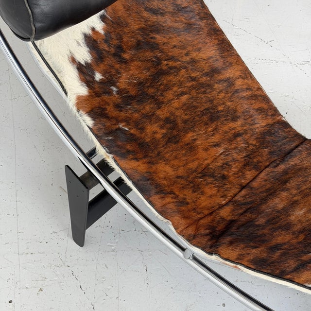 Animal Skin 1970s Lc4 Cowhide Chaise by Le Corbusier, Pierre Jeanneret, and Charlotte Perriand for Cassina For Sale - Image 7 of 12
