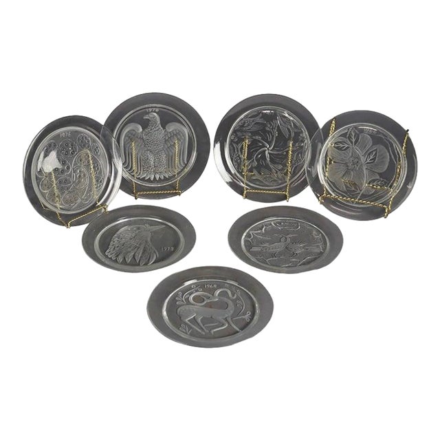 Early 20th Century Twelve-Piece French Lalique Commemorative Crystal Plate Set For Sale
