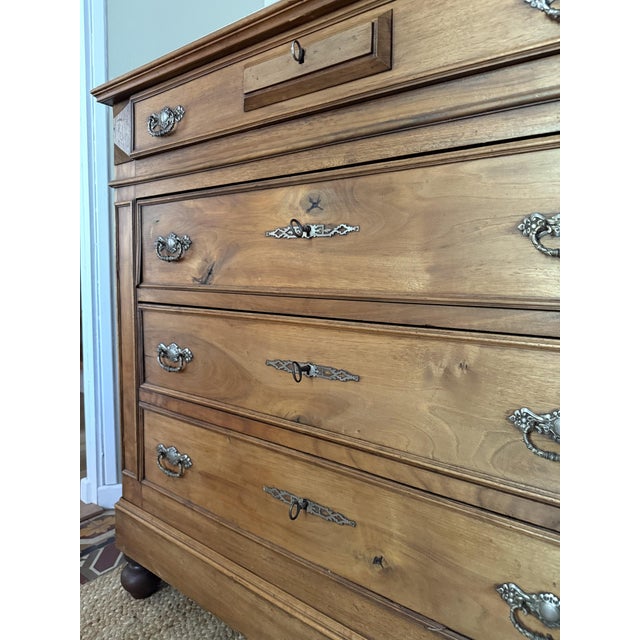 Louis Philippe Commode in Walnut and White-Grey Marble, 19th Century For Sale - Image 17 of 18