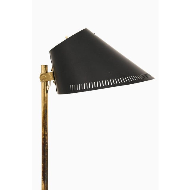 Table Lamp in Brass and Black Lacquered Metal attributed to Paavo Tynell, 1950s For Sale - Image 6 of 9